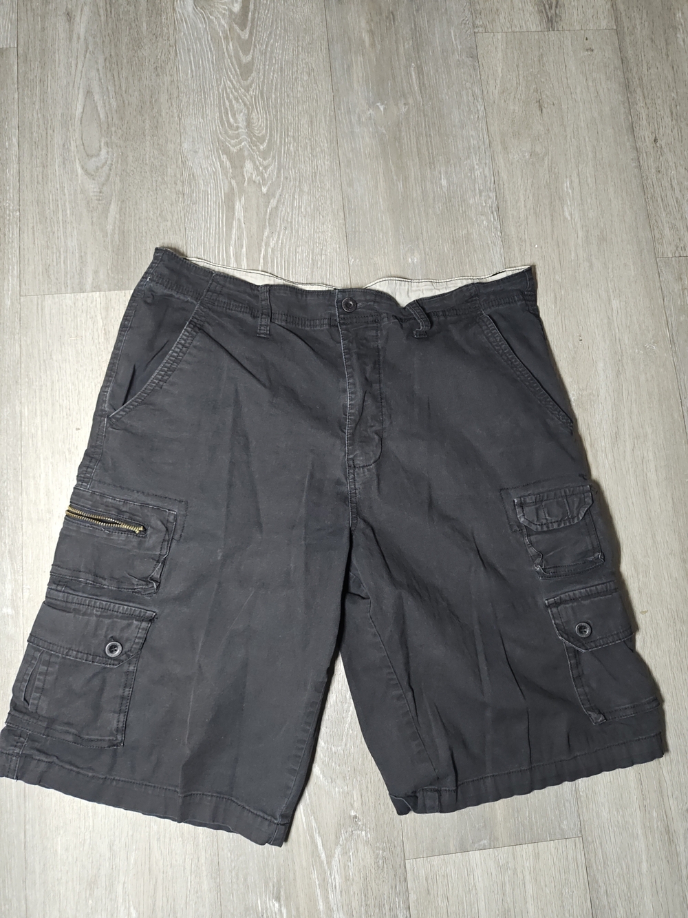Airwalk Mens 34 Black Cargo Shorts Y2K Skater Skateboarding. Lightly Textured.